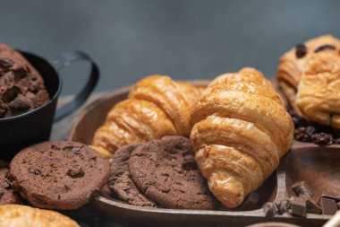 Tahta tabakta çikolatalı kruvasan ve kurabiye..