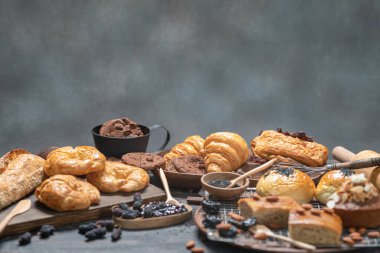 Fırın, kruvasan, ahşap masada üzerinde fotokopi alanı olan çikolatalı kurabiye..