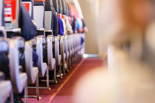 Fechamento Visão Traseira Das Pessoas Passageiros Sentadas Fila Assentos Classe — Fotografia de Stock