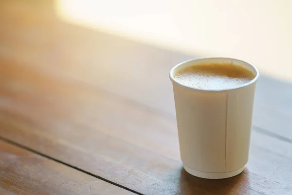 Närbild Engångs Takeaway Papper Kopp Varmt Kaffe Latte Med Mjölkskum — Stockfoto