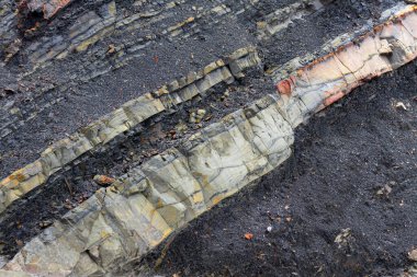 Yüzlerce yıl boyunca dağ kaya katmanları oluşmuş. İlginç bir geçmişi var. Etkileyici bir yapısı ve yüksek kaliteli bir geçmişi var.