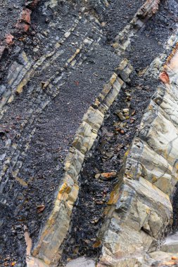 Yüzlerce yıl boyunca dağ kaya katmanları oluşmuş. İlginç bir geçmişi var. Etkileyici bir yapısı ve yüksek kaliteli bir geçmişi var.