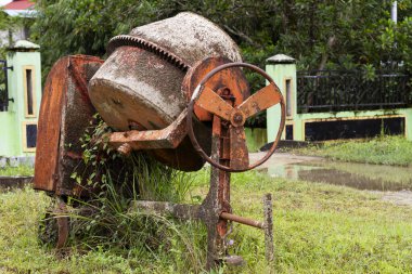 İnşaat bittikten sonra işlenmemiş, paslı ve kullanılmayan çimento karıştırıcısı. Yüksek Kalite Resim