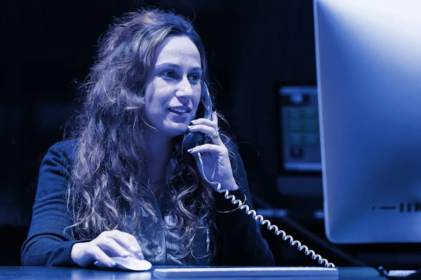 Офисный Работник Секретарь Менеджер Отвечает Звонки Разговаривает Клиентами Спокойной Ночи — стоковое фото