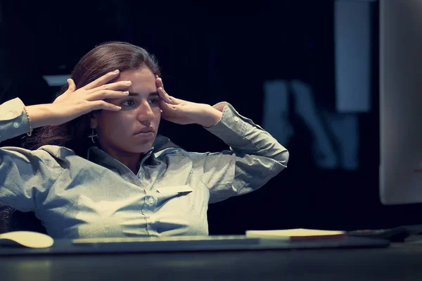 動揺オフィスワーカーの肖像画 マネージャーの女性は コンピュータのモニターの前に座っている 感情表現の問題ストレス — ストック写真