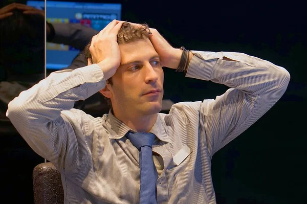 Zdenerwowany Pracownik Biurowy Menadżer Siedzący Przed Monitorem Komputera Problemy Wyrażaniem — Zdjęcie stockowe