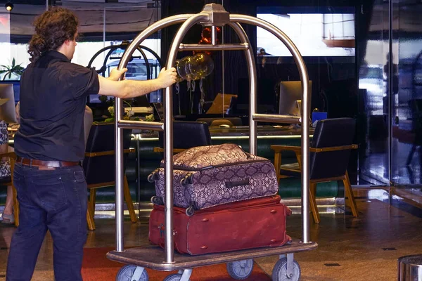 Gepäckträger Oder Glockenjunge Bringen Den Koffer Der Gäste Mit Einem — Stockfoto