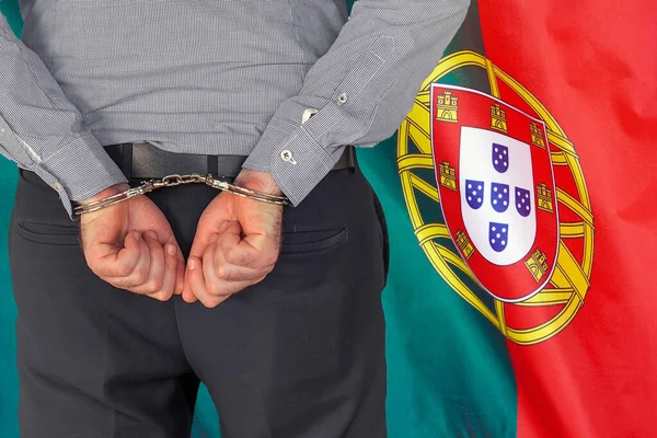 Man Med Handbojor Bakgrunden Portugals Flagga Bakåt Begreppet Fängelser Och — Stockfoto