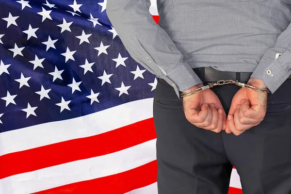 アメリカ国旗を背景に手錠をかけられた男性 バックビュー 米国における刑務所と汚職の概念 — ストック写真