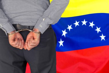 Venezuela bayrağının arka planında kelepçeli bir erkek. Arkadan bak. Venezuela 'daki hapishane ve yolsuzluk kavramı
