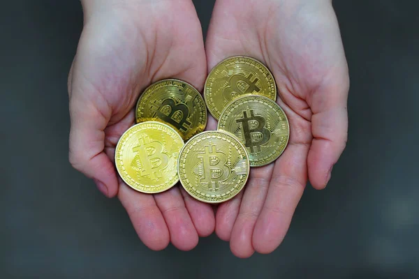 Bitcoin Telapak Tangan Seorang Wanita Koin Emas Ditumpuk Telapak Tangan — Stok Foto