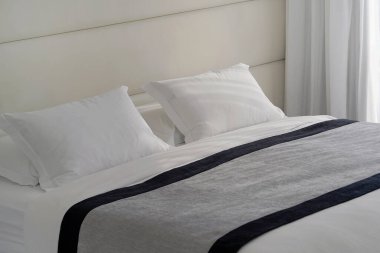 Otel odasında boş bir yatak.