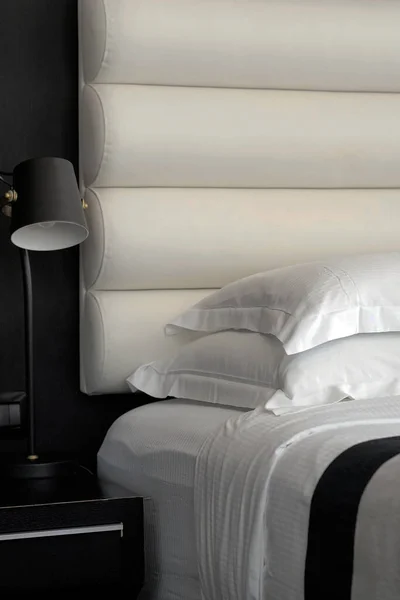 Пустая Кровать Гостиничной Спальне Мягкими Подушками — стоковое фото
