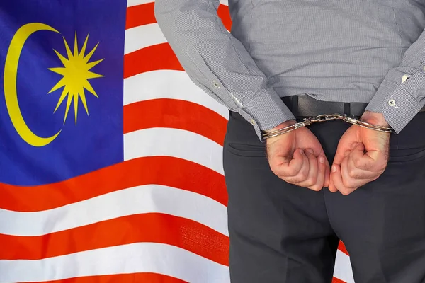Man Med Handbojor Bakgrunden Malaysia Flaggan Bakåt Begreppet Fängelser Och — Stockfoto