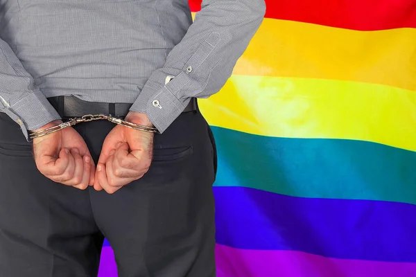 Homem Com Algemas Fundo Bandeira Gay Lgbt Vista Traseira Conceito — Fotografia de Stock