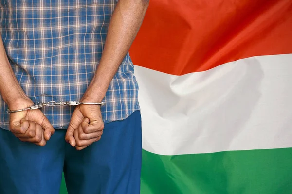 Afrykanin Kajdankach Tle Węgierskiej Flagi Widok Tyłu Koncepcja Więzień Korupcji — Zdjęcie stockowe