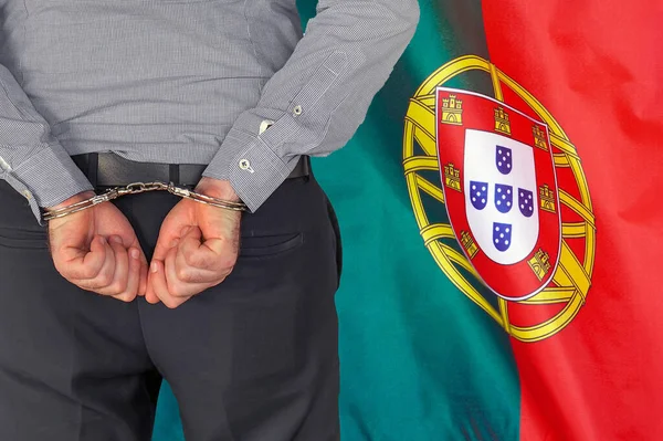Man Med Handbojor Bakgrunden Portugals Flagga Bakåt Begreppet Fängelser Och — Stockfoto
