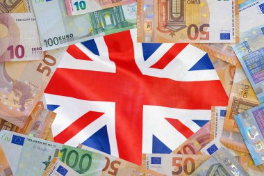Avrupa banknotlarından Macup, Birleşik Krallık bayrağı arka planında. Farklı Euro banknotları çerçevesi. İş, finans, yatırım, tasarruf ve Avrupa yolsuzluk kavramı