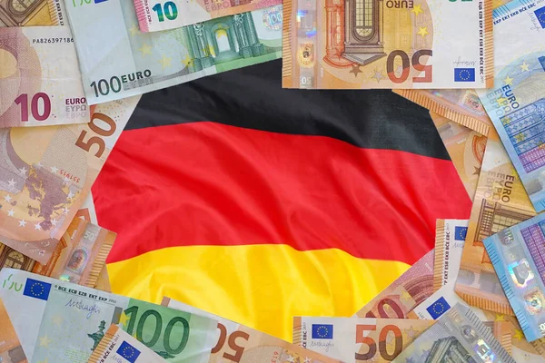 Avrupa banknotlarından Macup Almanya bayrağı arka planında. Farklı Euro banknotları çerçevesi. İş, finans, yatırım, tasarruf ve Avrupa yolsuzluk kavramı