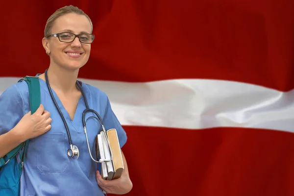 Kvinna Student Läkare Med Stetoskop Och Böcker Handen Lettlands Flagga — Stockfoto