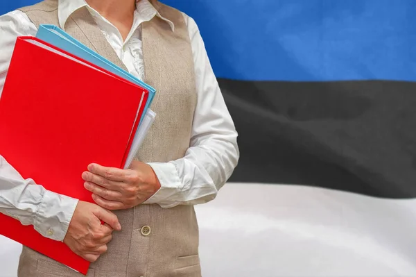 Mulher Segurando Pasta Vermelha Fundo Bandeira Estónia Conceito Educação Jurisprudência — Fotografia de Stock