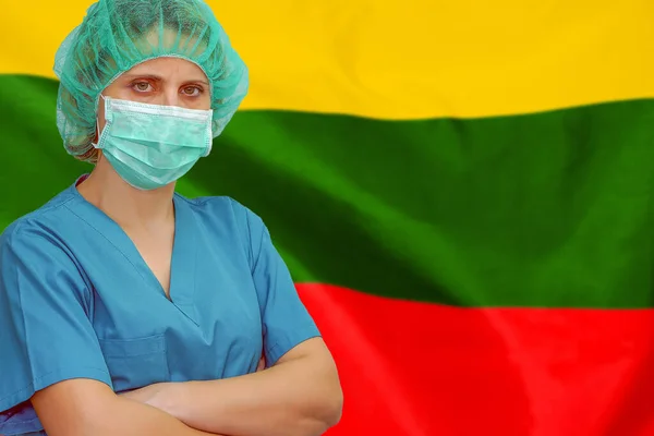 Kvinnlig Kirurg Mask Och Hatt Tittar Kameran Bakgrunden Litauens Flagga — Stockfoto