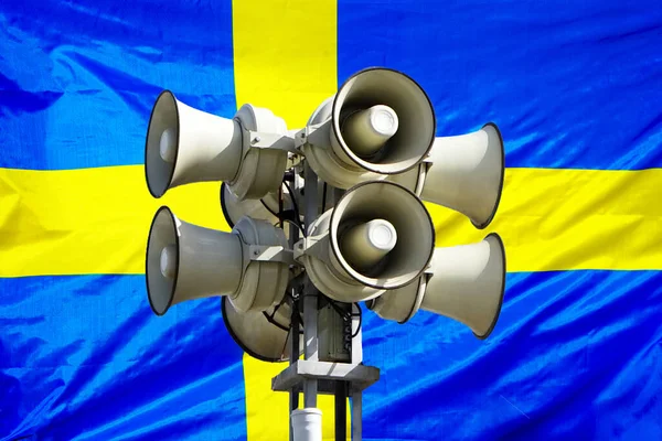 Głośnik Alarmu Ulicznego Tle Flagi Szwecji Głośnik Ulicy Syrena Alarmu — Zdjęcie stockowe