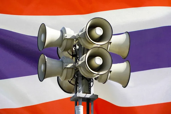 Alarm Jalan Loudspeaker Pada Latar Belakang Bendera Thailand Loudspeaker Jalan — Stok Foto