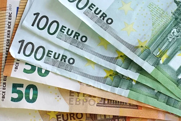 Yakın plan Euro banknotları. İş, finans, yatırım, tasarruf ve yolsuzluk kavramı