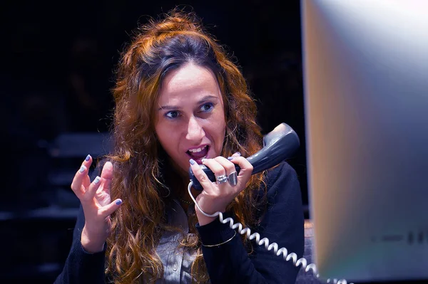 Молода Жінка Офісі Розмовляє Телефону — стокове фото