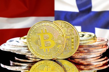 Letonya ve Finlandiya bayrağının arka planında Bitcoin 'ler var. Letonya ve Finlandiya 'daki kripto para birimi ve engelleme teknolojisi yatırımcıları için kavram