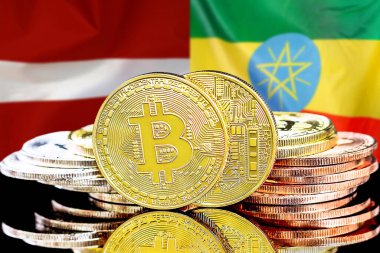 Letonya ve Etiyopya bayrağının arka planında bitmadeni paralar. Letonya ve Etiyopya 'daki kripto para birimi ve engelleme teknolojisi yatırımcıları için kavram