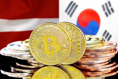Letonya ve Güney Kore bayrağının arka planında bitcoinler var. Letonya ve Güney Kore 'deki kripto para birimi ve engelleme teknolojisi yatırımcıları için kavram