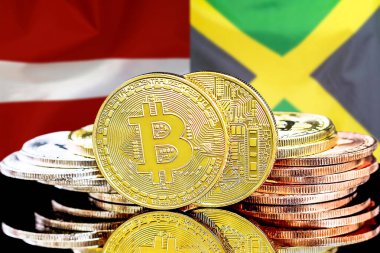 Letonya ve Jamaika bayrağının arka planında bitcoin 'ler var. Letonya ve Jamaika 'daki kripto para birimi ve engelleme teknolojisi yatırımcıları için kavram