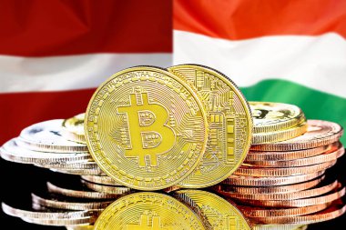 Letonya ve Macaristan bayrağının arka planında bitcoinler var. Letonya ve Macaristan 'daki kripto para birimi ve engelleme teknolojisi yatırımcıları için kavram