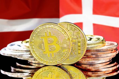 Letonya ve Danimarka bayrağının arka planında bitcoinler var. Letonya ve Danimarka 'daki kripto para birimi ve engelleme teknolojisi yatırımcıları için kavram