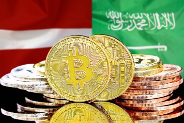 Letonya ve Suudi Arabistan bayrağının arka planında bitmadeni paralar. Letonya ve Suudi Arabistan 'daki kripto para birimi ve engelleme teknolojisi yatırımcıları için kavram