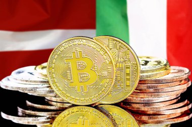 Letonya ve İtalya bayrağının arka planında bitcoin 'ler var. Letonya ve İtalya 'daki kripto para birimi ve engelleme teknolojisi yatırımcıları için kavram