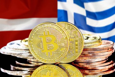 Letonya ve Yunanistan bayrağının arka planında Bitcoin 'ler var. Letonya ve Yunanistan 'daki kripto para birimi ve engelleme teknolojisi yatırımcıları için kavram
