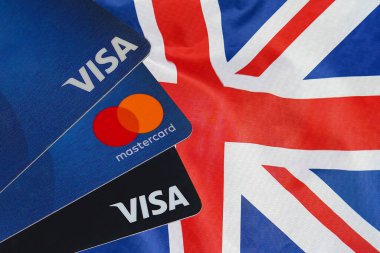 Visa kartı, Mastercard, Birleşik Krallık bayraklı banka kartları. 10 Mart 2022. Tel Aviv 'de. İsrail