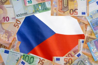 Çek Cumhuriyeti 'nin bayraklarındaki Euro banknotlarının bir kopyası. Farklı Euro banknotları çerçevesi. İş, finans, yatırım, tasarruf ve Avrupa yolsuzluk kavramı