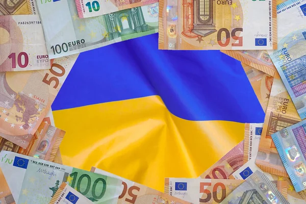 旗ウクライナの背景にユーロ紙幣のモックアップ 別のユーロ紙幣枠 ヨーロッパのビジネス 貯蓄と汚職の概念 — ストック写真
