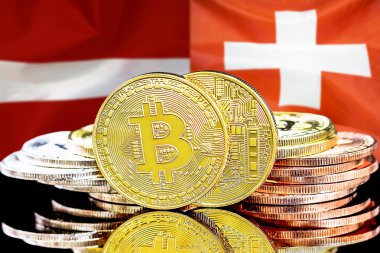 Letonya ve İsviçre bayrağının arka planında bitmadeni paralar. Letonya ve İsviçre 'deki kripto para birimi ve engelleme teknolojisi yatırımcıları için kavram