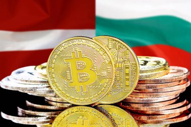 Letonya ve Bulgaristan bayrağının arka planında Bitcoin 'ler var. Letonya ve Bulgaristan 'daki kripto para birimi ve engelleme teknolojisi yatırımcıları için kavram
