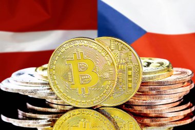 Letonya ve Çek Cumhuriyeti bayrağının arka planında bitcoinler var. Letonya ve Çek Cumhuriyeti 'ndeki kripto para birimi ve engelleme teknolojisi yatırımcıları için kavram