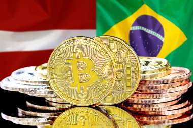 Letonya ve Brezilya bayrağının arka planında bitcoinler var. Letonya ve Brezilya 'daki kripto para birimi ve engelleme teknolojisi yatırımcıları için kavram