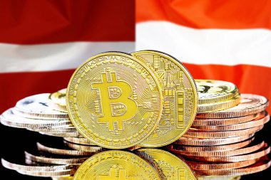 Letonya ve Avusturya bayrağının arka planında bitcoinler var. Letonya ve Avusturya 'daki kripto para birimi ve engelleme teknolojisi yatırımcıları için kavram
