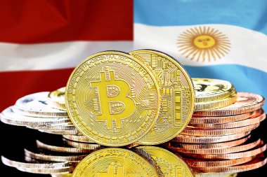 Letonya ve Arjantin bayrağının arka planında bitcoinler var. Letonya ve Arjantin 'deki kripto para birimi ve engelleme teknolojisi yatırımcıları için kavram