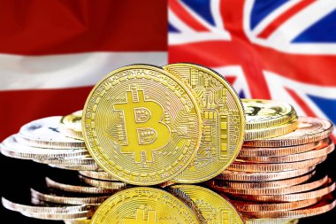 Letonya ve Birleşik Krallık bayrağının arka planında bitcoinler. Letonya ve İngiltere 'deki kripto para birimi ve engelleme teknolojisi yatırımcıları için kavram