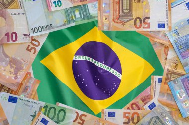 Brezilya bayraklı Avrupa banknotlarının bir kopyası. Farklı Euro banknotları çerçevesi. Brezilya 'da iş, finans, yatırım, tasarruf ve yolsuzluk kavramı